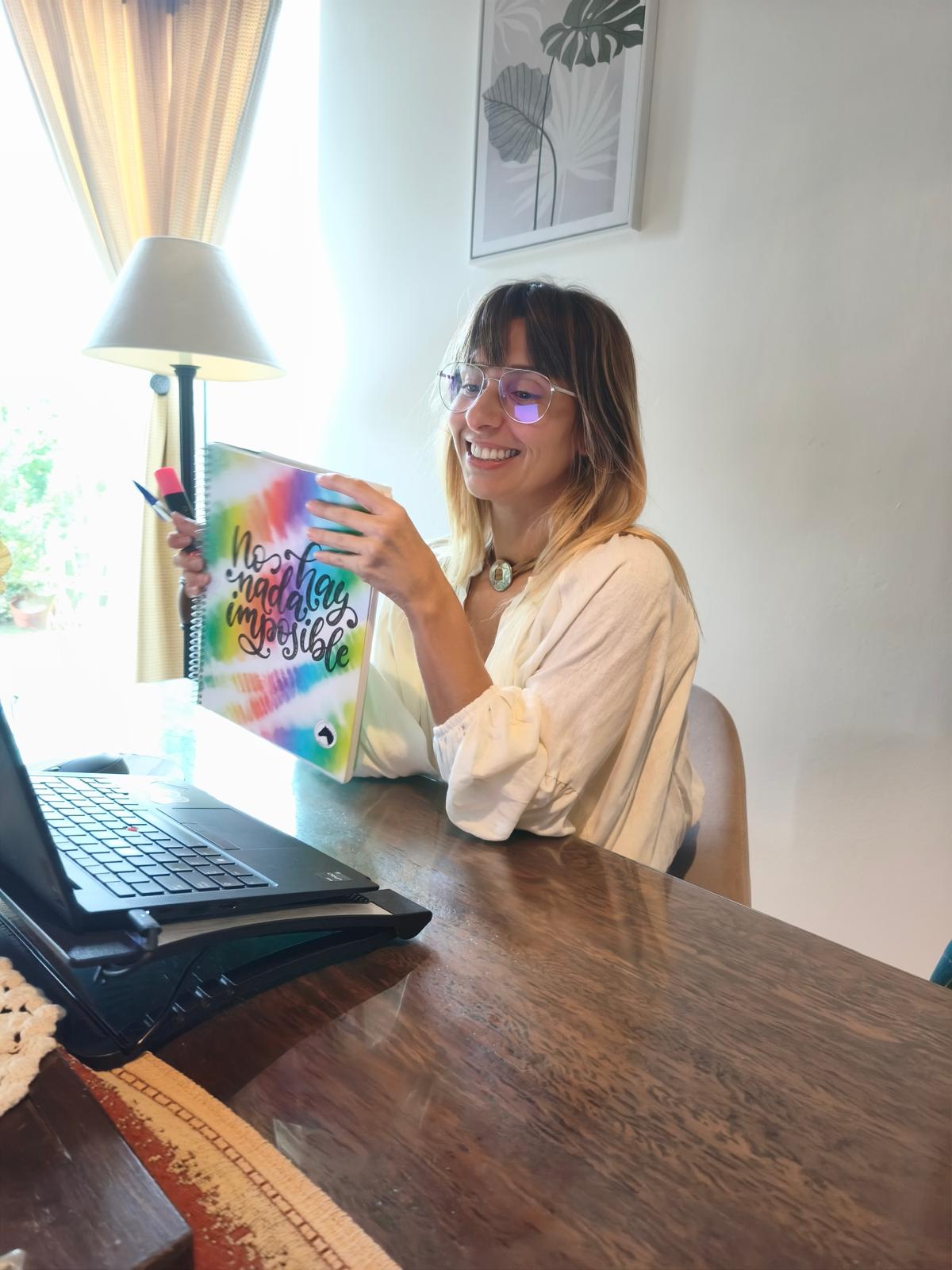 Lucía con su cuaderno y computadora